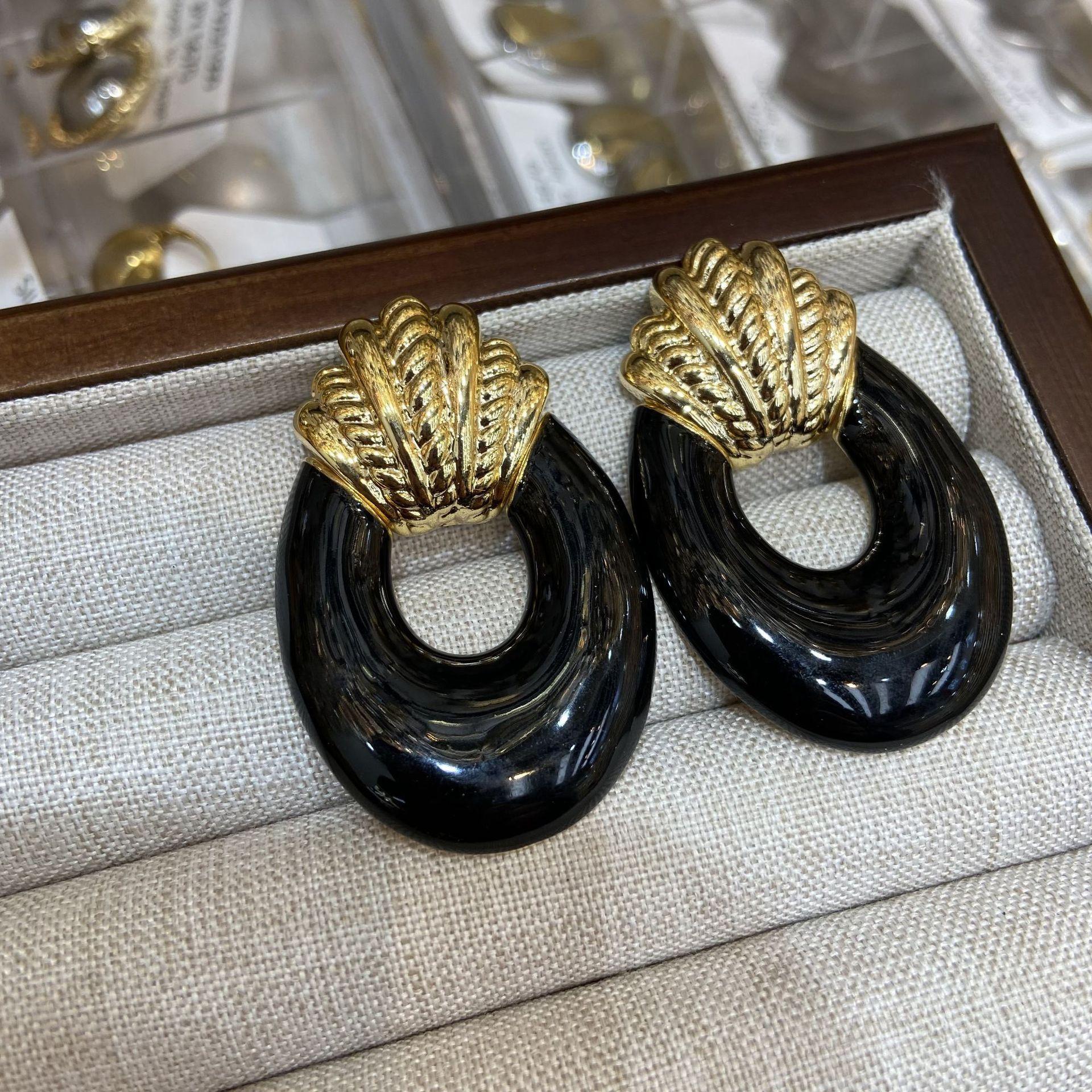Ankola Red Drip Hollow U-Shaped Earrings Retro Temperament Earrings Fashion Light Luxury High-End Ear Jewelry
Ankola Red Drip Hollow U-Shaped Earrings Retro Temperament Earrings Fashion Light Luxury High-End Ear Jewelry