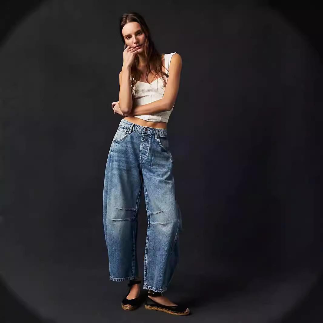 A Woman with Loose Wide-leg Pants and Low-waisted Washed Denim Trousers S темно-синього кольору
A Woman with Loose Wide-leg Pants and Low-waisted Washed Denim Trousers S темно-синього кольору