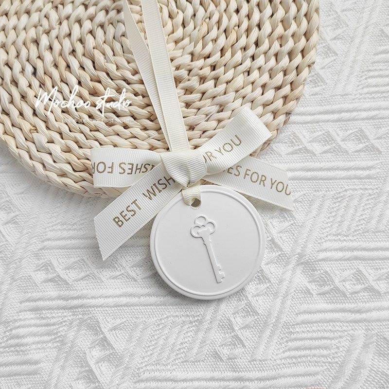 Car Perfume Pendant Aromatherapy Car Interior Ornaments Key Car Light Perfume Fragrant Stone Wardrobe Gifts for Men and Women White Charm
Car Perfume Pendant Aromatherapy Car Interior Ornaments Key Car Light Perfume Fragrant Stone Wardrobe Gifts for Men and Women White Charm