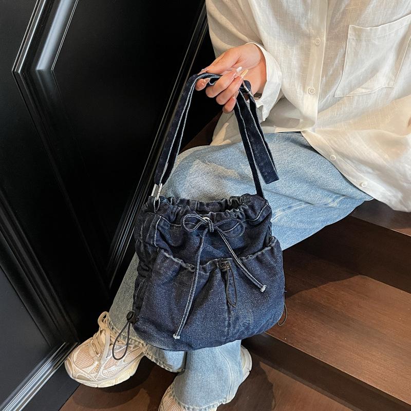 Korean versi niche design 2026 new drawstring drawstring pleated bucket bag fashi denim crossbody bag shoulder bag
Korean versi niche design 2026 new drawstring drawstring pleated bucket bag fashi denim crossbody bag shoulder bag
