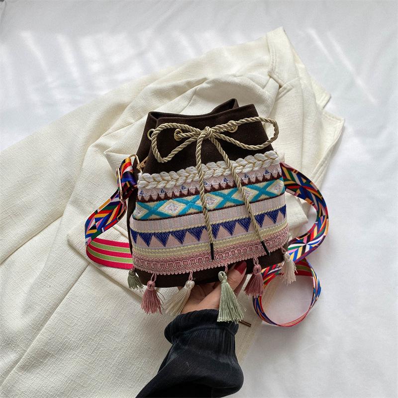 Этническая сумка-ведро фэн-шуй, женская, новая, ручная работа, плетеная сумка с кисточками, модная ретро-сумка через плечо, женская сумка через плечо
Этническая сумка-ведро фэн-шуй, женская, новая, ручная работа, плетеная сумка с кисточками, модная ретро-сумка через плечо, женская сумка через плечо
