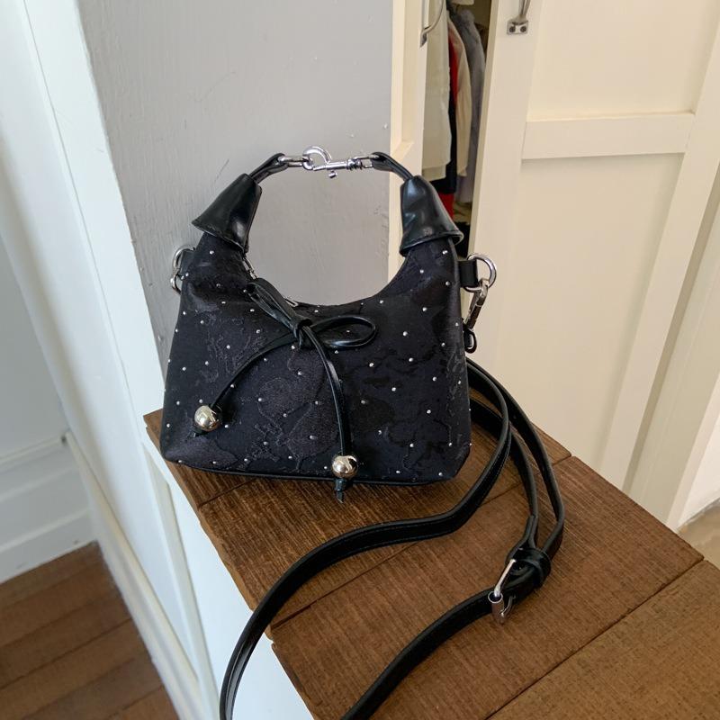 Niche hand-held underarm bag women s new Gypsy commuter messenger bag exquisite retro shoulder bag tide чорний
Niche hand-held underarm bag women s new Gypsy commuter messenger bag exquisite retro shoulder bag tide чорний