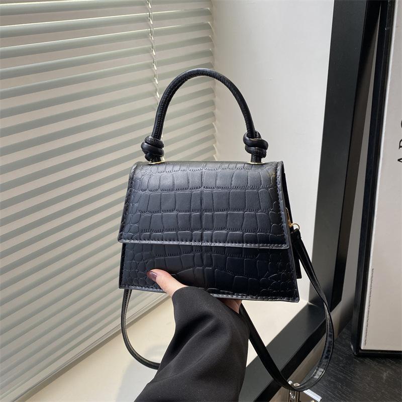 2025 зима новая французская корейская версия для通勤 портативная маленькая квадратная сумка простая личность тренд темперамент плечевая сумка мессенджер чёрный