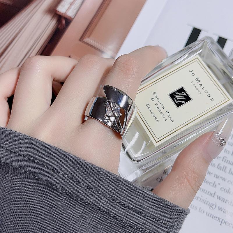 Exaggerated Niche Design, Personality, High-End Sense Of Fashion, Index Ring Opening, Cold Wind Ring Woman Adjustable opening
Exaggerated Niche Design, Personality, High-End Sense Of Fashion, Index Ring Opening, Cold Wind Ring Woman Adjustable opening