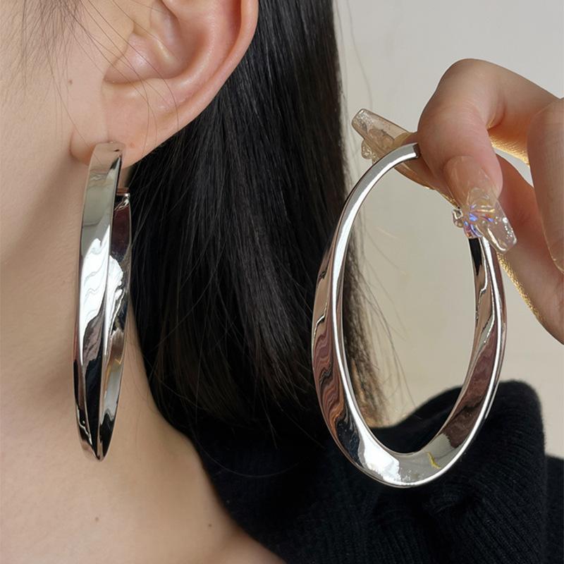 Metal Geometric Oval Earrings Atmospheric Premium Earrings Earrings Fashion Earrings Women
Metal Geometric Oval Earrings Atmospheric Premium Earrings Earrings Fashion Earrings Women