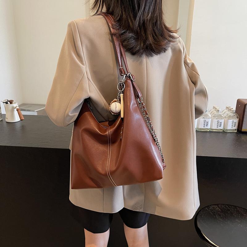 Retro commuter bag, women s work armpit bag 2025 new simple large-capacity bucket bag, versatile messenger bag 30*10*32 чёрный
Retro commuter bag, women s work armpit bag 2025 new simple large-capacity bucket bag, versatile messenger bag 30*10*32 чёрный