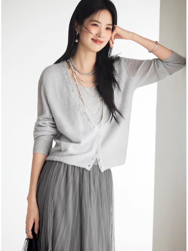 Женский вязаный пуловер яркого цвета - Имитация двойки, Длинный рукав, Коллекция Осень 2025 Large серый
Женский вязаный пуловер яркого цвета - Имитация двойки, Длинный рукав, Коллекция Осень 2025 Large серый