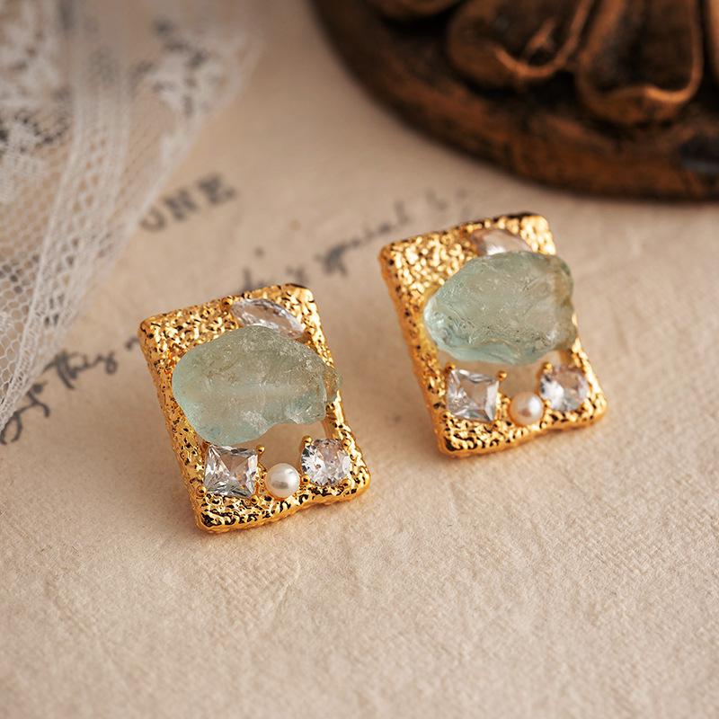 Square artificial crystal stud earrings, high-end medium and antique earrings, French retro light luxury earrings.
Square artificial crystal stud earrings, high-end medium and antique earrings, French retro light luxury earrings.
