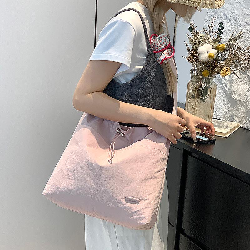 Niche women s literary and simple casual messenger bag versatile lightweight drawstring shoulder bag
Niche women s literary and simple casual messenger bag versatile lightweight drawstring shoulder bag