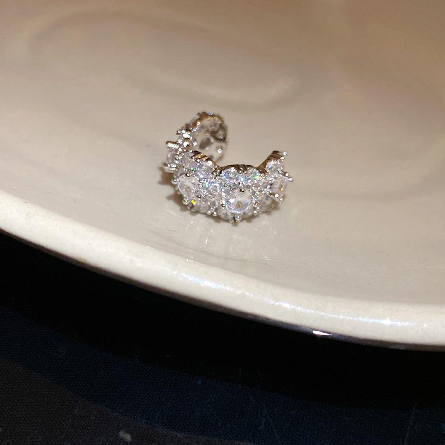Zircon round earless ear bone clip individual cold wind temperament earclip earrings light luxury high-end earrings
Zircon round earless ear bone clip individual cold wind temperament earclip earrings light luxury high-end earrings