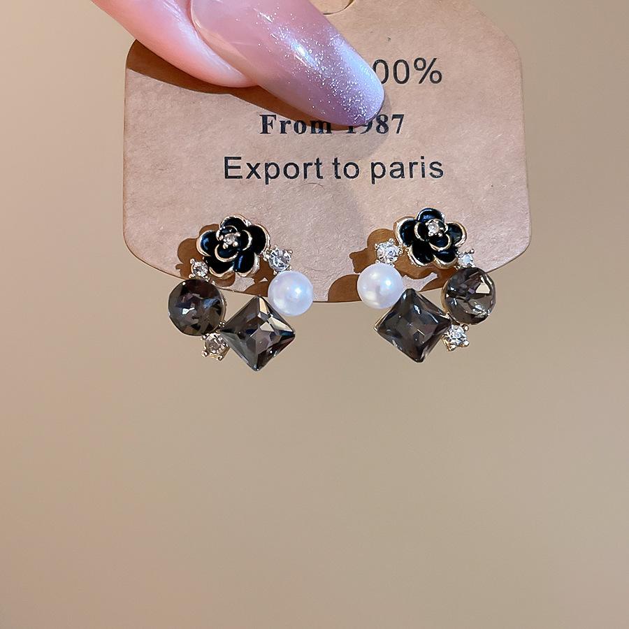 Silver Needle Diamond Drip Oil Square Pearl Flower Stud Earrings French Court Earrings Earrings
Silver Needle Diamond Drip Oil Square Pearl Flower Stud Earrings French Court Earrings Earrings