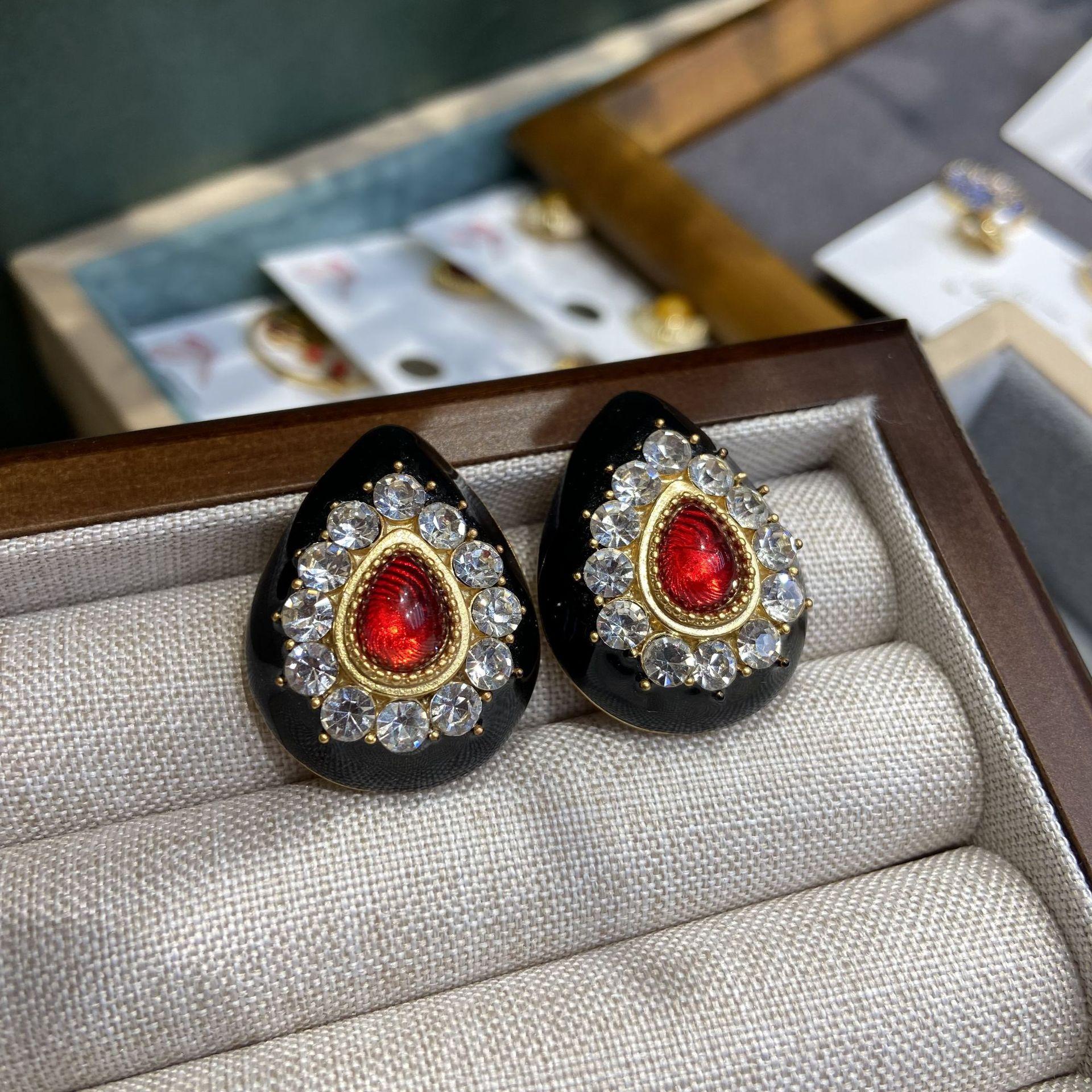 Temperament Light Luxury Black Water Drop Zircon Stud Earrings Medieval Vintage Jewelry Retro Court Style Ruby Earrings
Temperament Light Luxury Black Water Drop Zircon Stud Earrings Medieval Vintage Jewelry Retro Court Style Ruby Earrings