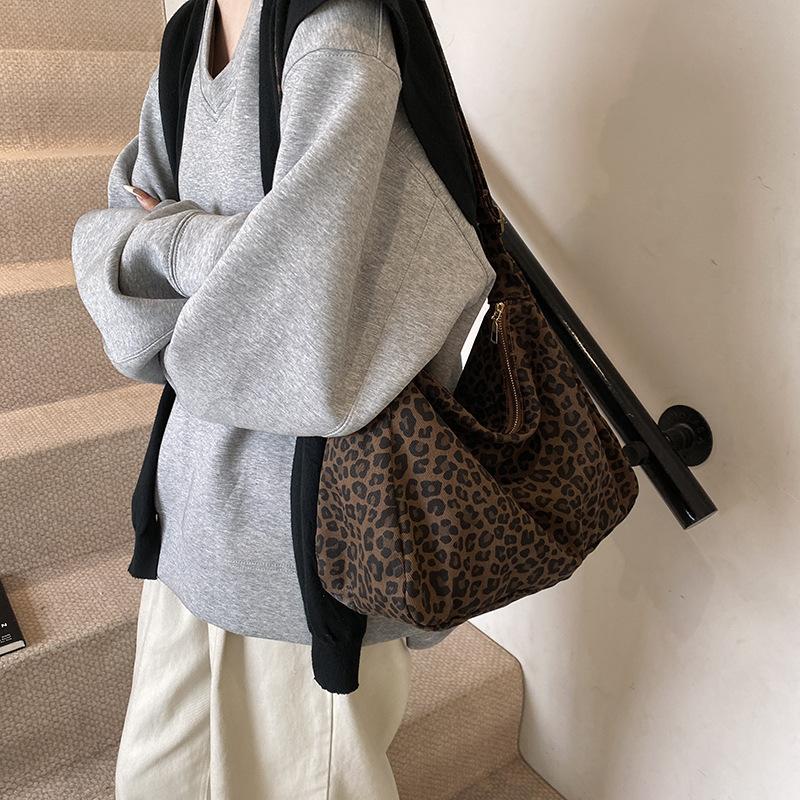 Trendy Casual Soft Textile Women s Shoulder Bag Large Capacity Leopard Print Female Retro Crossbody Bag For Commute Outings кофейный
Trendy Casual Soft Textile Women s Shoulder Bag Large Capacity Leopard Print Female Retro Crossbody Bag For Commute Outings кофейный