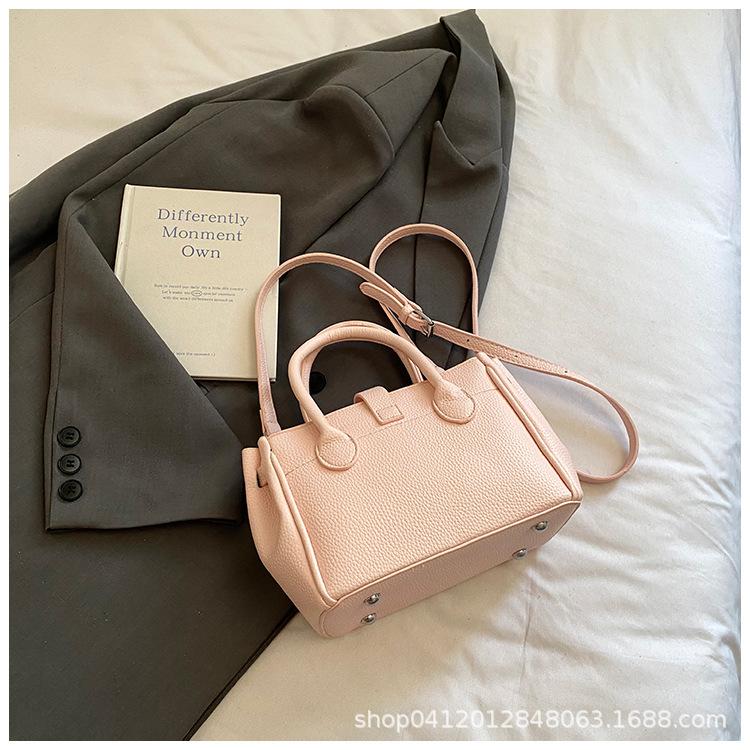 Премиальная текстура популярный узор личи маленькая сумка ручная переноска сумка-мессенджер женская 2025 новая модная универсальная
Премиальная текстура популярный узор личи маленькая сумка ручная переноска сумка-мессенджер женская 2025 новая модная универсальная