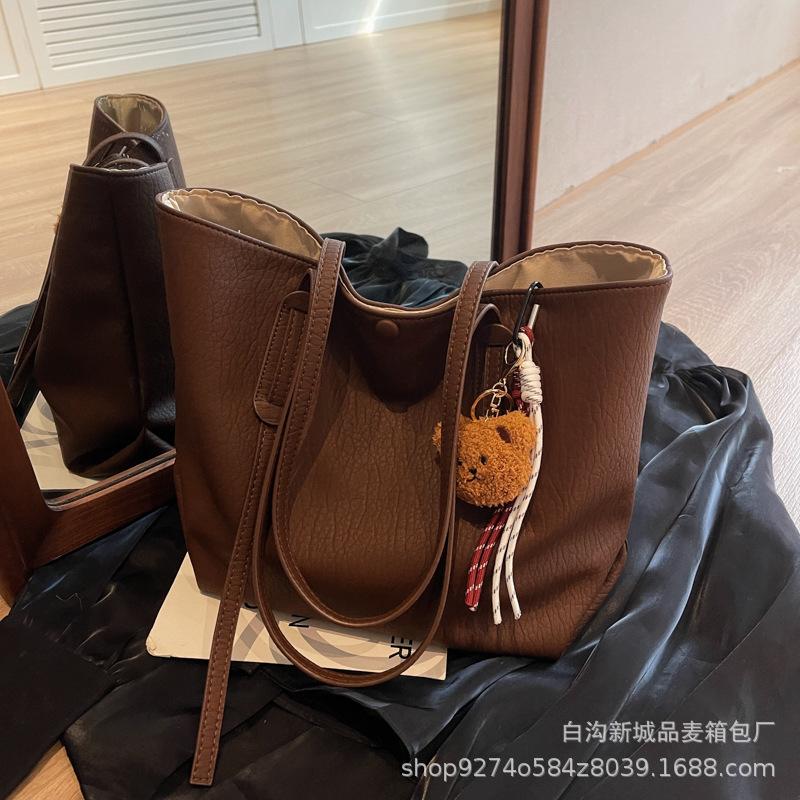 Autumn and winter retro big bag women 2025 new fashion versatile big bag large capacity LOGO commuter tote bag темно-коричневого кольору
Autumn and winter retro big bag women 2025 new fashion versatile big bag large capacity LOGO commuter tote bag темно-коричневого кольору