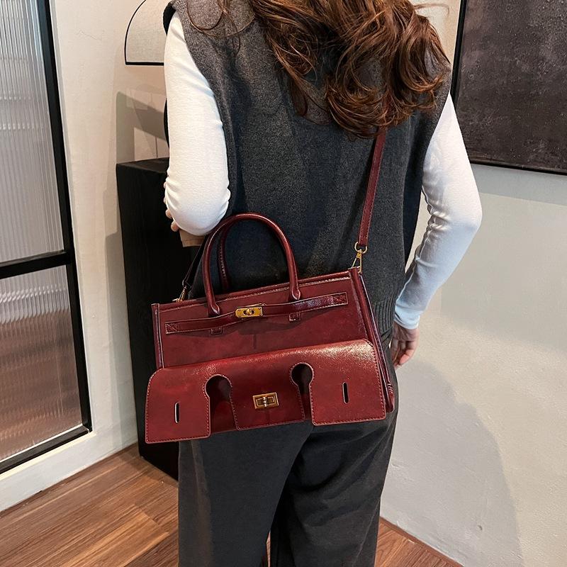 2025 новая портативная практичная дизайнерская сумка через плечо с замком, осенне-зимняя универсальная модная сумка через плечо 30*10*18 бордовый
2025 новая портативная практичная дизайнерская сумка через плечо с замком, осенне-зимняя универсальная модная сумка через плечо 30*10*18 бордовый