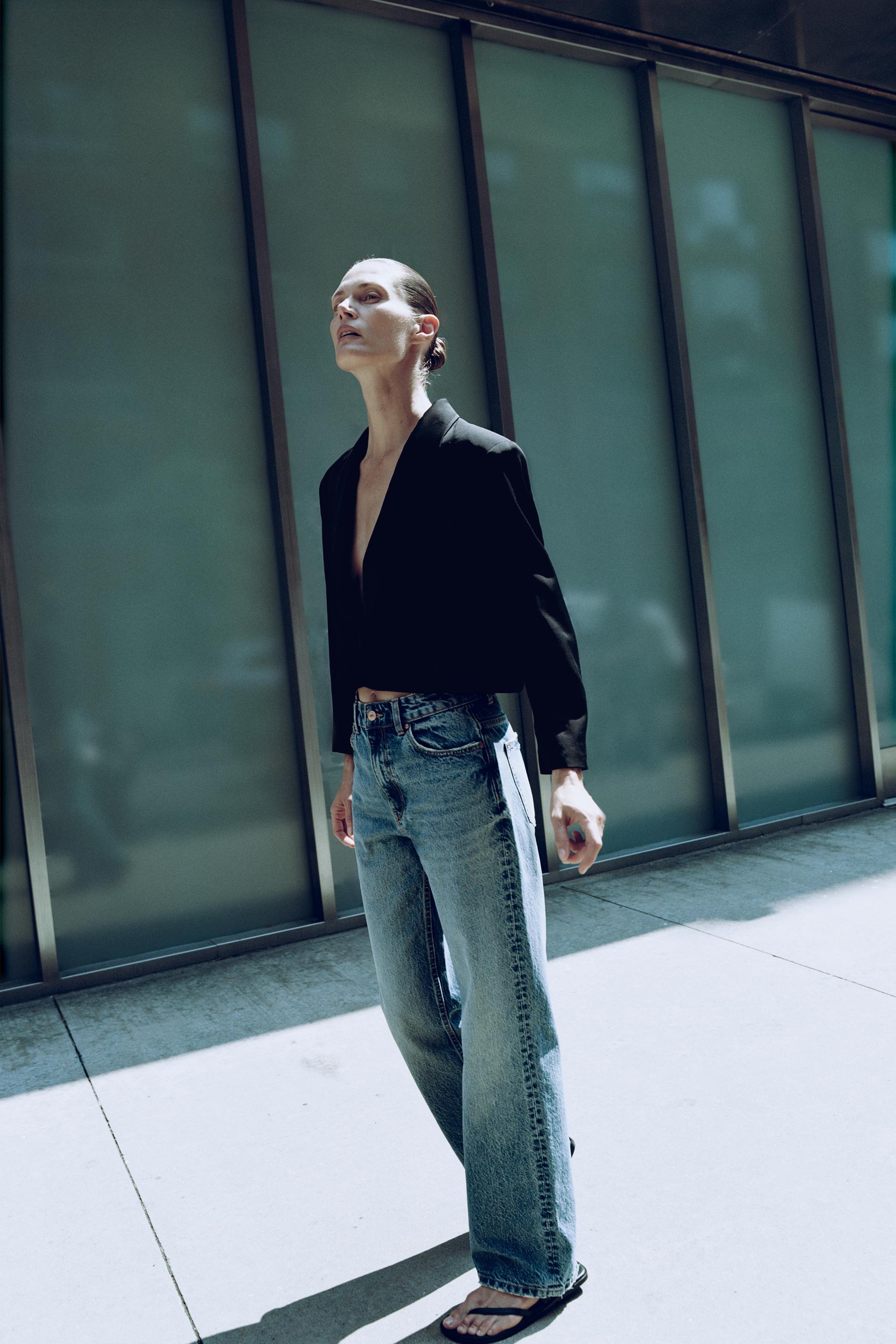 АТЛАСНЫЙ ПИДЖАК С ЛАЦЕНАМИ И ВОРОТНИКОМ
АТЛАСНЫЙ ПИДЖАК С ЛАЦЕНАМИ И ВОРОТНИКОМ