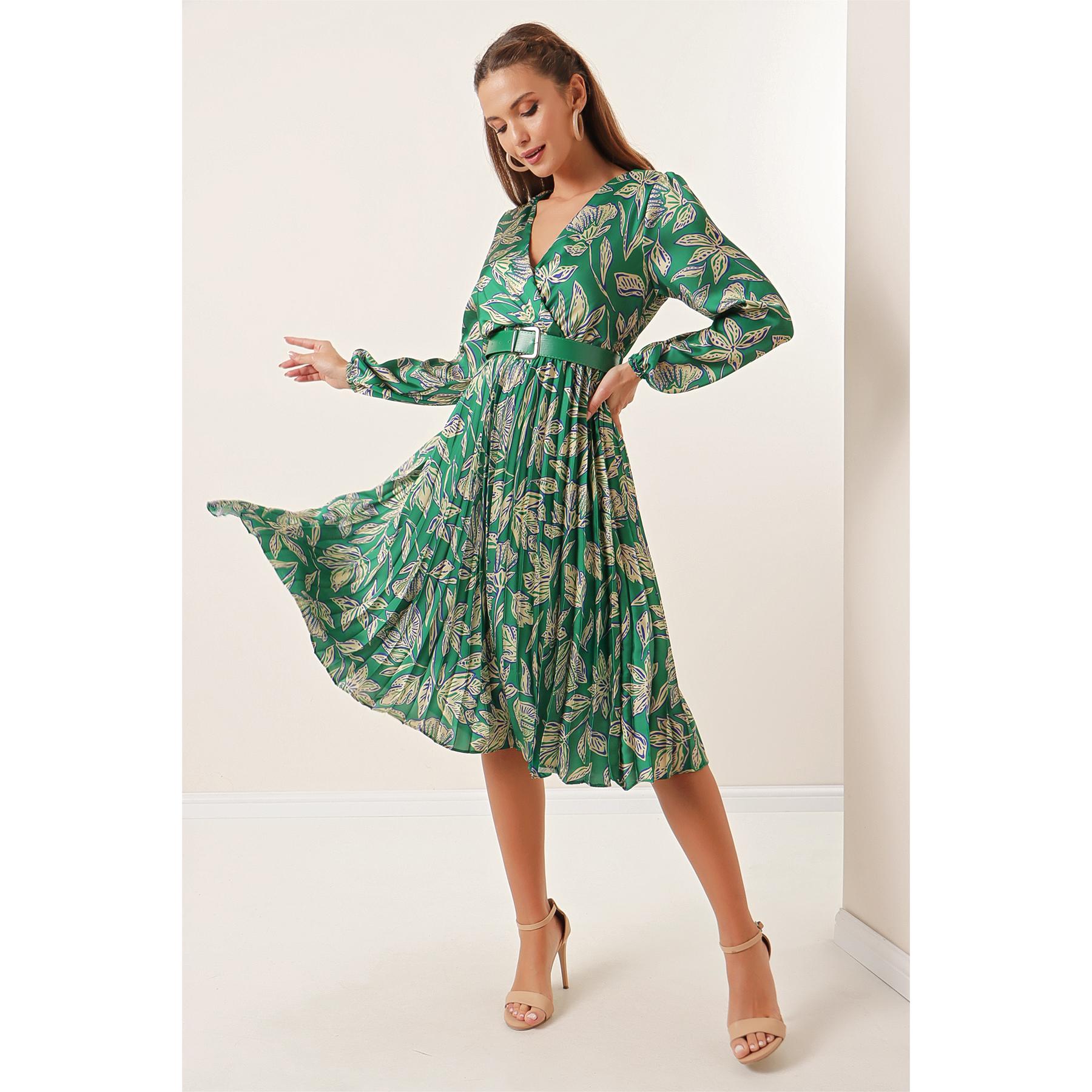 Плиссированное атласное платье с цветочным узором и поясом на подкладке
Плиссированное атласное платье с цветочным узором и поясом на подкладке