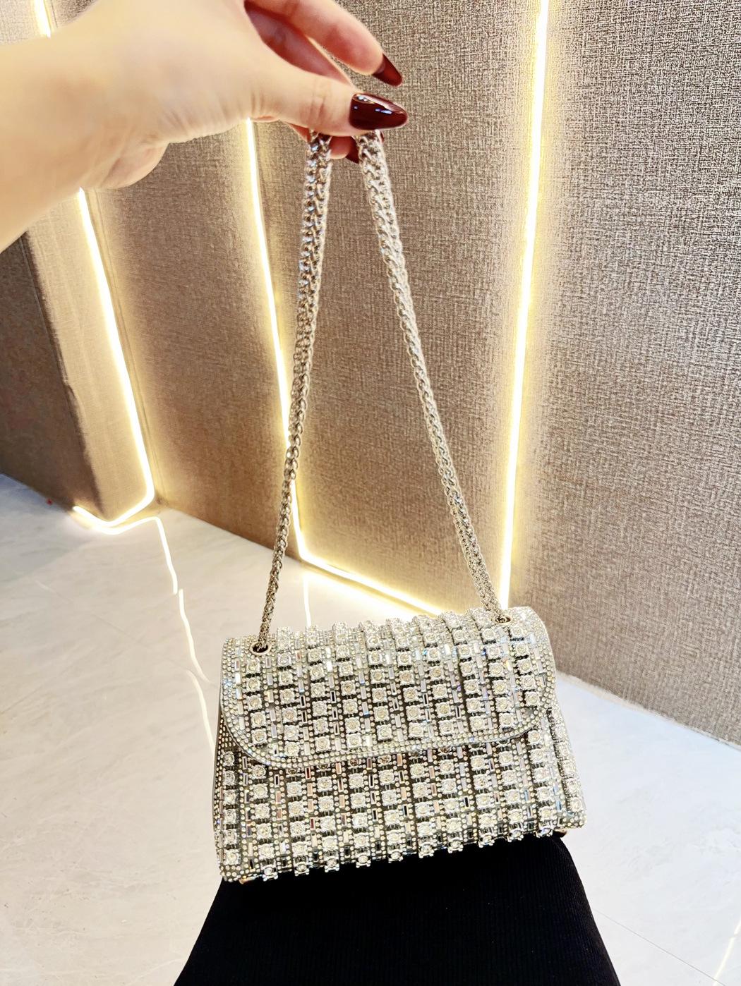 Retro Rhinestone Single Shoulder and Crossbody Evening Bag серебряный
Retro Rhinestone Single Shoulder and Crossbody Evening Bag серебряный