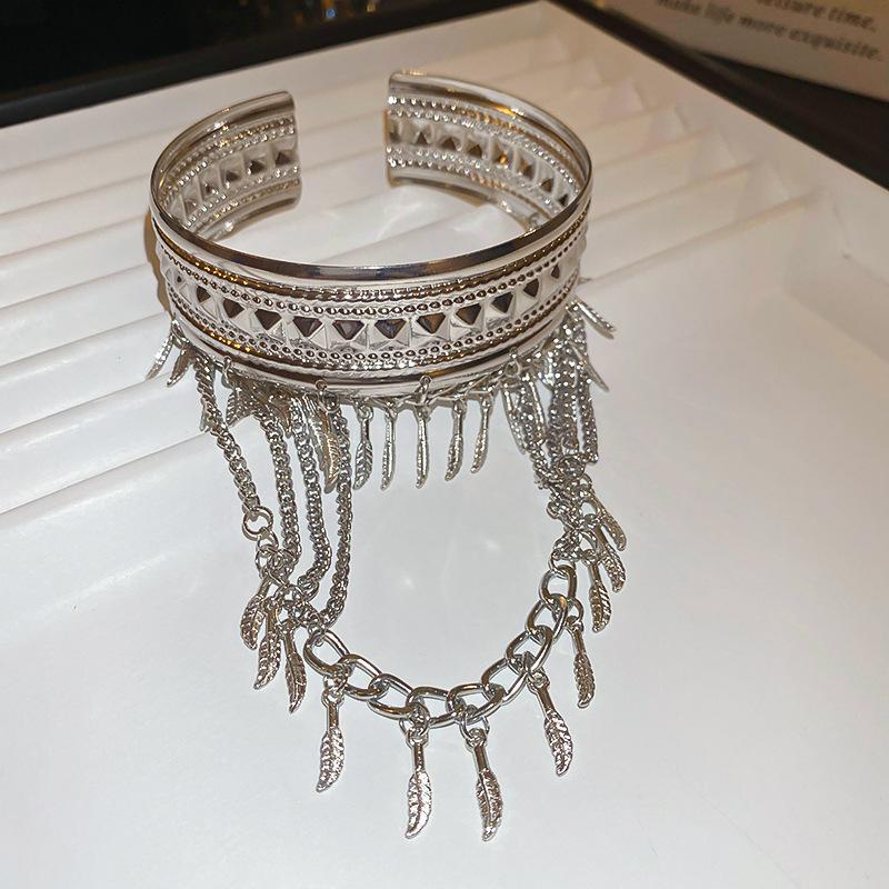 Metal feather chain fringed bracelet arm ring personalized design bracelet exotic jewelry women
Metal feather chain fringed bracelet arm ring personalized design bracelet exotic jewelry women