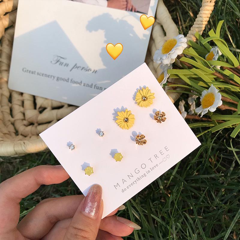 S925 Silver Needle Floral Four-Piece Earrings Set: Sleep-Friendly Korean Versatile Small Studs R08
S925 Silver Needle Floral Four-Piece Earrings Set: Sleep-Friendly Korean Versatile Small Studs R08