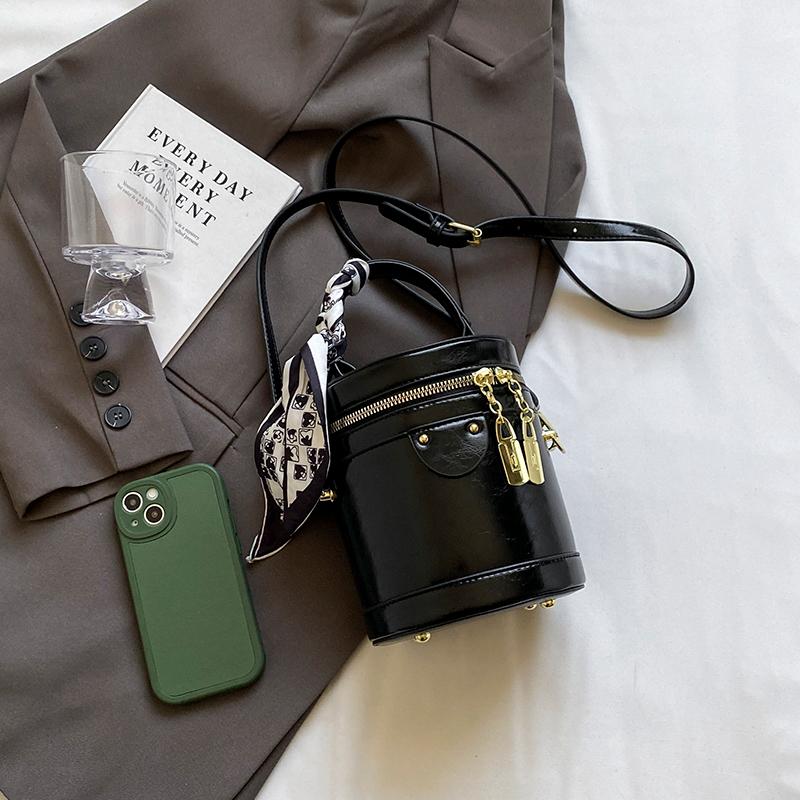 Винтажные красные мини-сумки из искусственной кожи, летняя новая сумка-бочо в форме бочки для женщин, модный кошелек для телефона
Винтажные красные мини-сумки из искусственной кожи, летняя новая сумка-бочо в форме бочки для женщин, модный кошелек для телефона