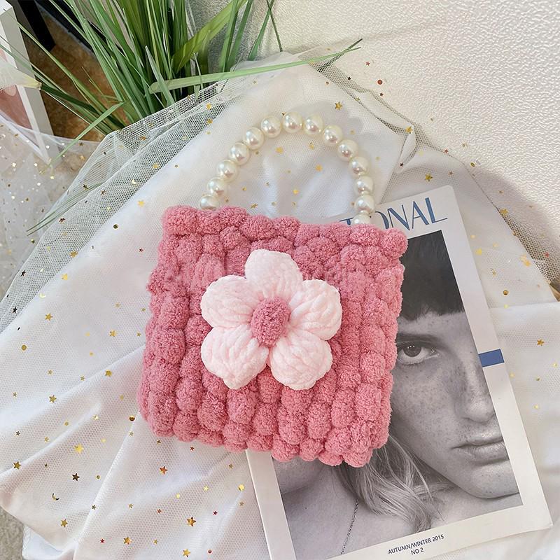 Набор вязаных вручную мешочков-подушек с жемчужной сеткой и объемными цветами
Набор вязаных вручную мешочков-подушек с жемчужной сеткой и объемными цветами