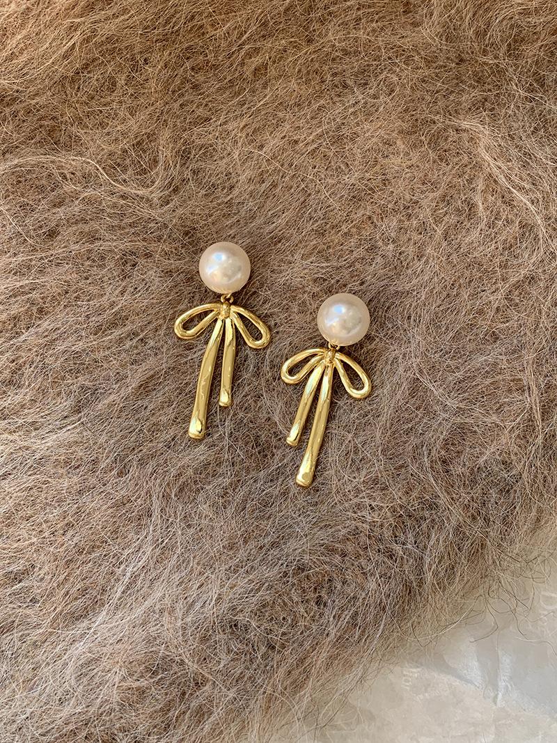 S silver needle pearl stud earrings are gentle and sweet temperament bow earrings for women, a two-wear earring light luxury
S silver needle pearl stud earrings are gentle and sweet temperament bow earrings for women, a two-wear earring light luxury