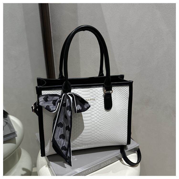New shoulder bag fashion portable messenger bag texture commuter tote bag women s bag чёрный
New shoulder bag fashion portable messenger bag texture commuter tote bag women s bag чёрный