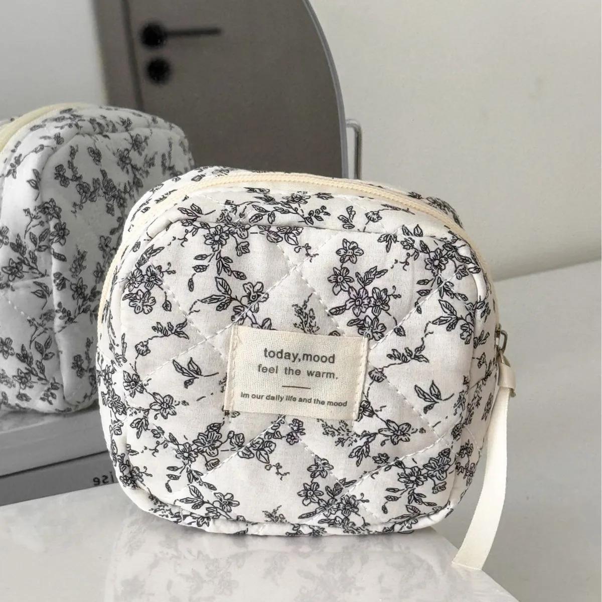 Purse Plaid Ladies Cosmetic Bags Quilted Portable Female Travel Makeup Case Vintage Floral Women s Small Square Storage Bag бежевый
Purse Plaid Ladies Cosmetic Bags Quilted Portable Female Travel Makeup Case Vintage Floral Women s Small Square Storage Bag бежевый