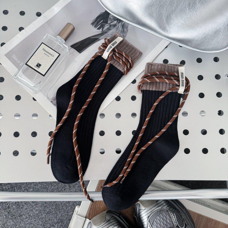 Осенние шнурованные миди носки с цветными блоками и стильной кожаной обувью. One Size чёрный
Осенние шнурованные миди носки с цветными блоками и стильной кожаной обувью. One Size чёрный