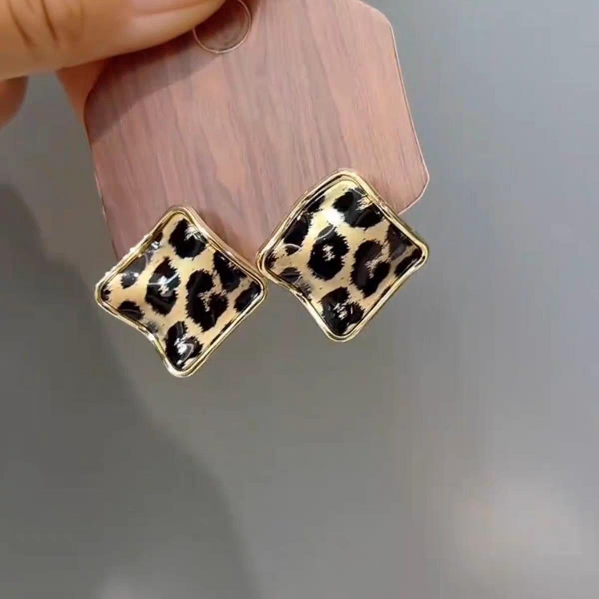 Silver needle leopard print rhombus pleated earrings stud earrings retro style exquisite versatile earrings jewelry
Silver needle leopard print rhombus pleated earrings stud earrings retro style exquisite versatile earrings jewelry