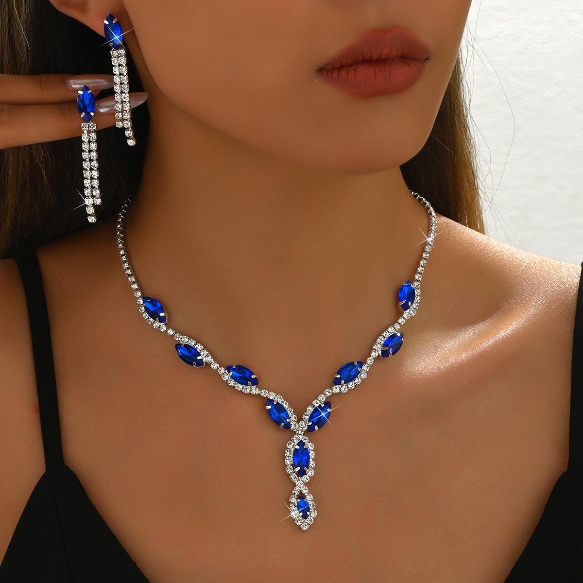 Самый продаваемый свадебный ювелирный набор 2025 года: Ожерелье «Капля» с маркизной огранкой и серьги-подвески с кисточками
Самый продаваемый свадебный ювелирный набор 2025 года: Ожерелье «Капля» с маркизной огранкой и серьги-подвески с кисточками