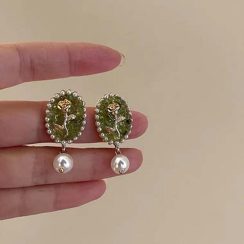 French Baroque Pearl & Purple Crystal Tulip Earrings зелений
French Baroque Pearl & Purple Crystal Tulip Earrings зелений