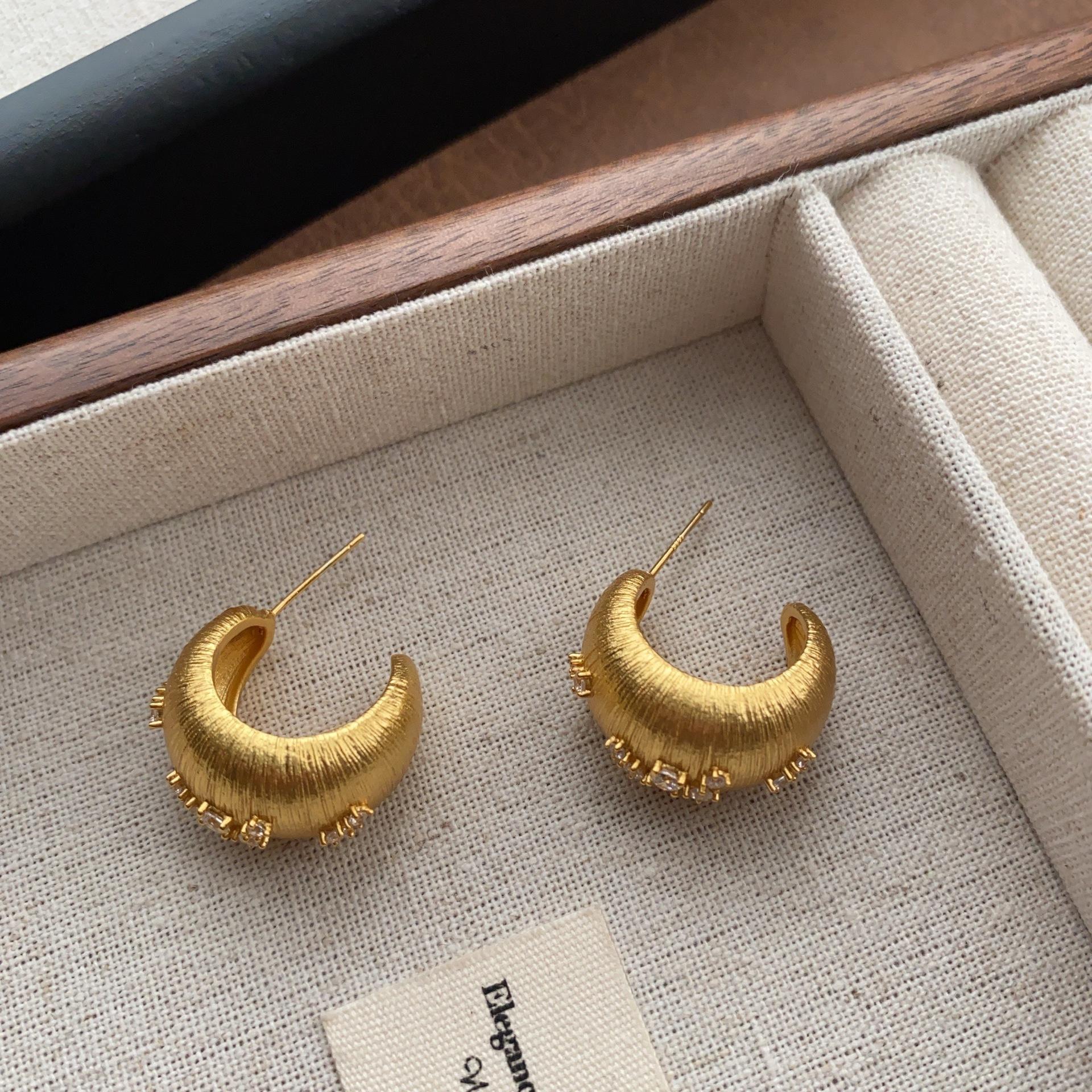 Simple semi-round earrings, earrings, light luxury, high-end sense, fashionable three-dimensional personality, French exquisite and versatile earrings
Simple semi-round earrings, earrings, light luxury, high-end sense, fashionable three-dimensional personality, French exquisite and versatile earrings