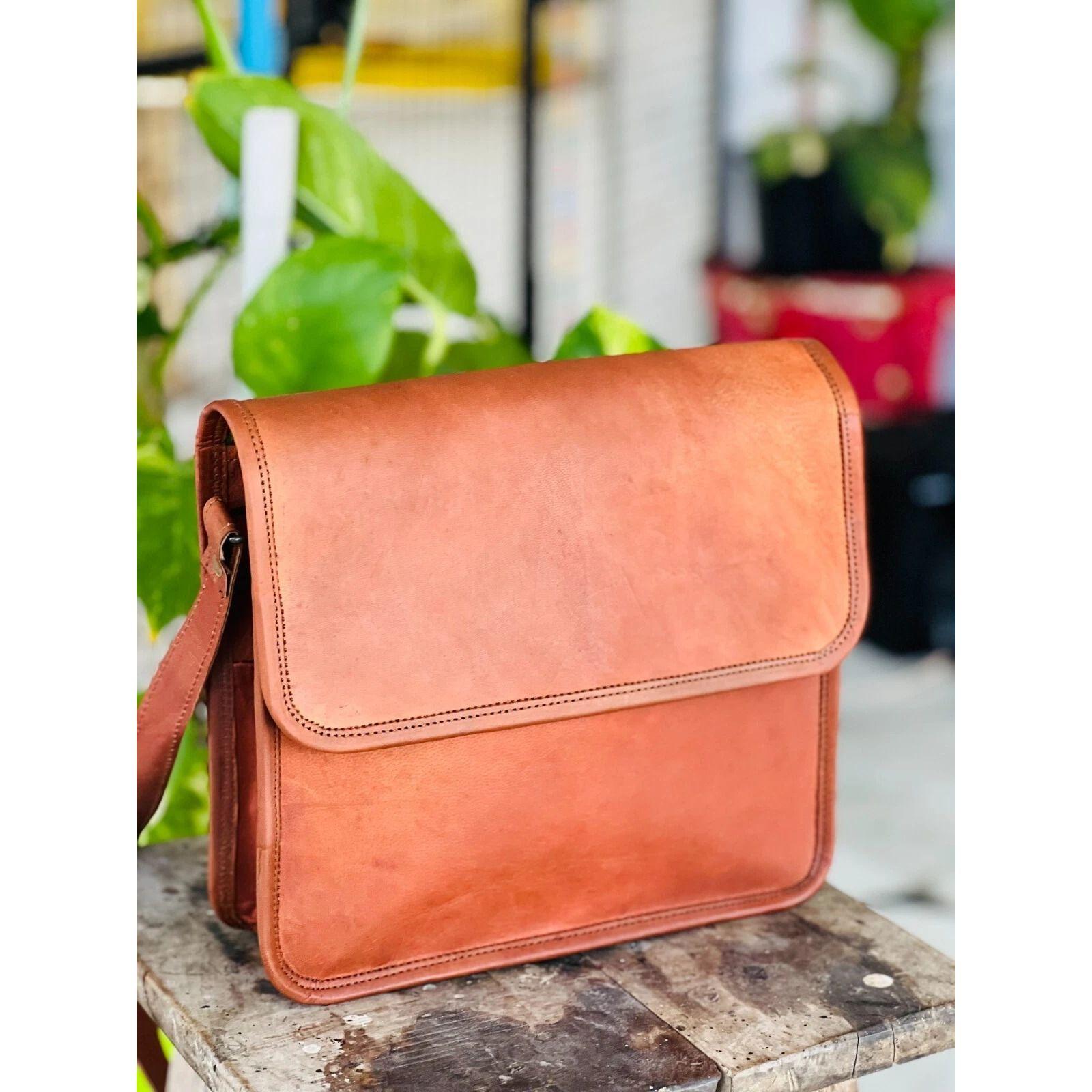 Мужская сумка-мессенджер из натуральной стабильной кожи, на плечо, для ноутбука, портфель 11 x 9 x 3 in
Мужская сумка-мессенджер из натуральной стабильной кожи, на плечо, для ноутбука, портфель 11 x 9 x 3 in