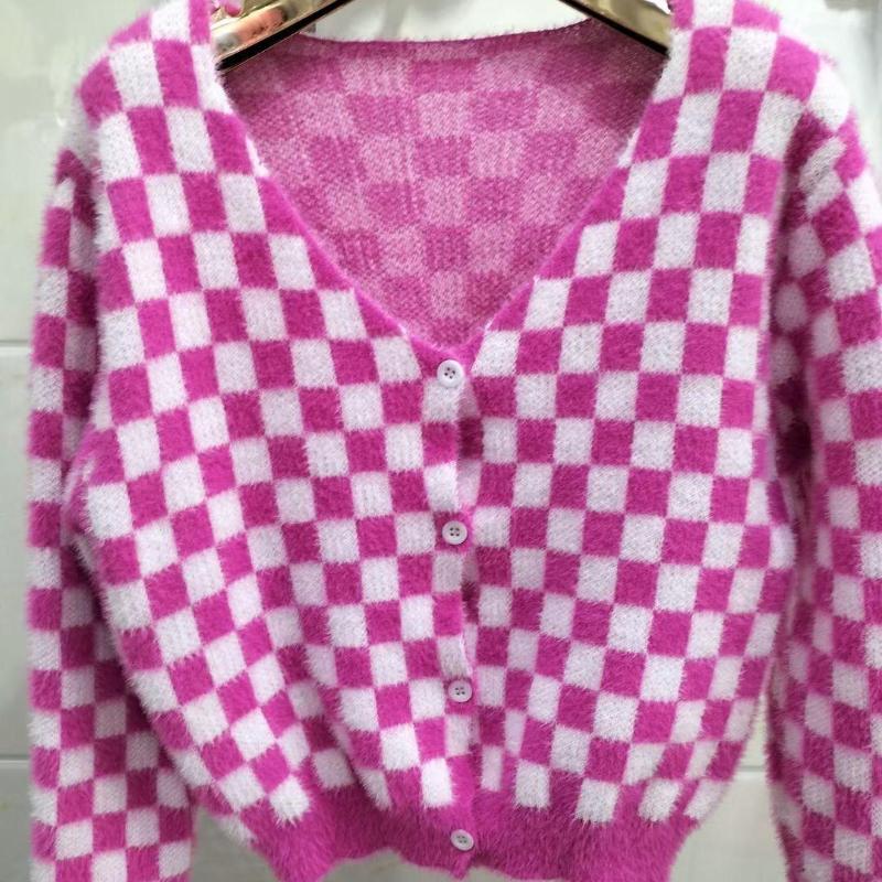 Новый французский приталенный клетчатый трикотажный кардиган с V-образным вырезом на одной пуговице и длинными рукавами 3503 EMA L ярко-розовый
Новый французский приталенный клетчатый трикотажный кардиган с V-образным вырезом на одной пуговице и длинными рукавами 3503 EMA L ярко-розовый