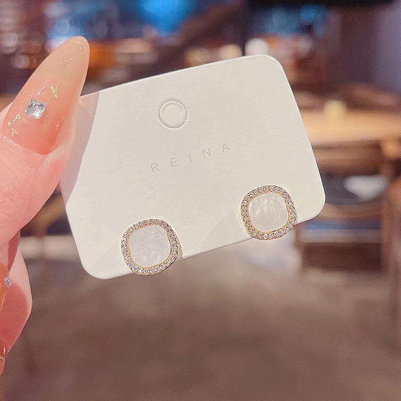 Женские квадратные серьги из серебра 925 пробы с текстурой в виде капель масла и микроинкрустированными бриллиантами золотой
Женские квадратные серьги из серебра 925 пробы с текстурой в виде капель масла и микроинкрустированными бриллиантами золотой