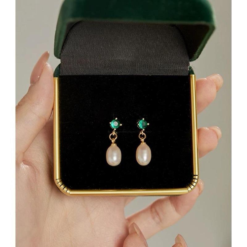 Green emerald zircon small earrings women s exquisite natural freshwater pearl earrings French retro premium stud earrings Silver needle
Green emerald zircon small earrings women s exquisite natural freshwater pearl earrings French retro premium stud earrings Silver needle