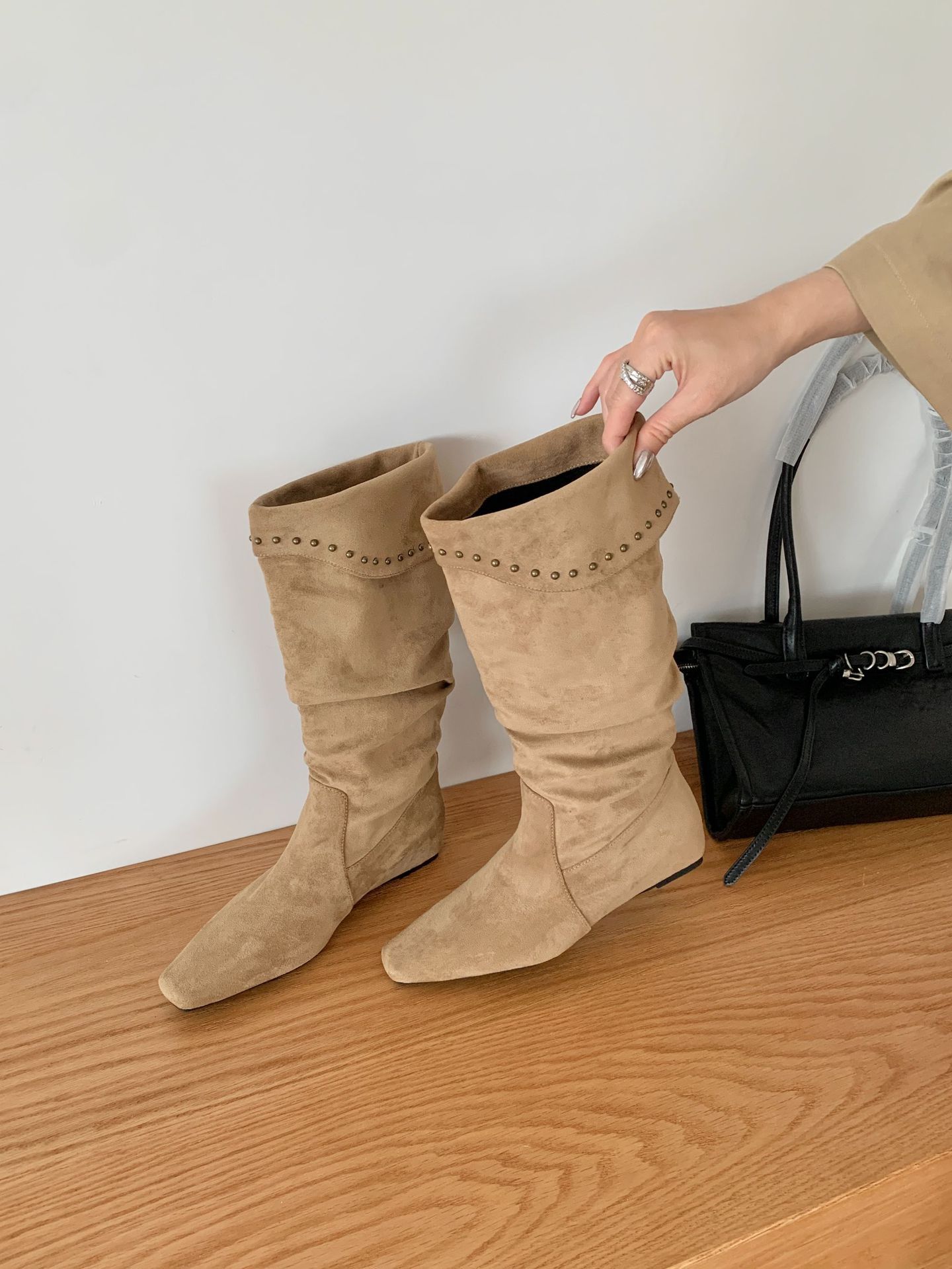 2025 зима новые замшевые ботфорты на скрытой платформе, длинные сапоги-трубы, тонкие ботинки с заклепками, детские плиссированные сапоги-чулки 39 хаки
2025 зима новые замшевые ботфорты на скрытой платформе, длинные сапоги-трубы, тонкие ботинки с заклепками, детские плиссированные сапоги-чулки 39 хаки