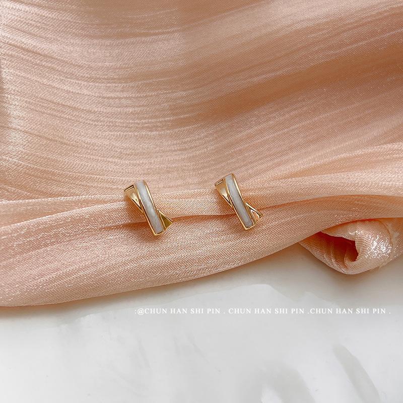 Plain ring cross earrings, no earholes, spring and summer light luxury small earrings, simple and cold wind mosquito coil disc, ear clips, ear buckles 14k
Plain ring cross earrings, no earholes, spring and summer light luxury small earrings, simple and cold wind mosquito coil disc, ear clips, ear buckles 14k