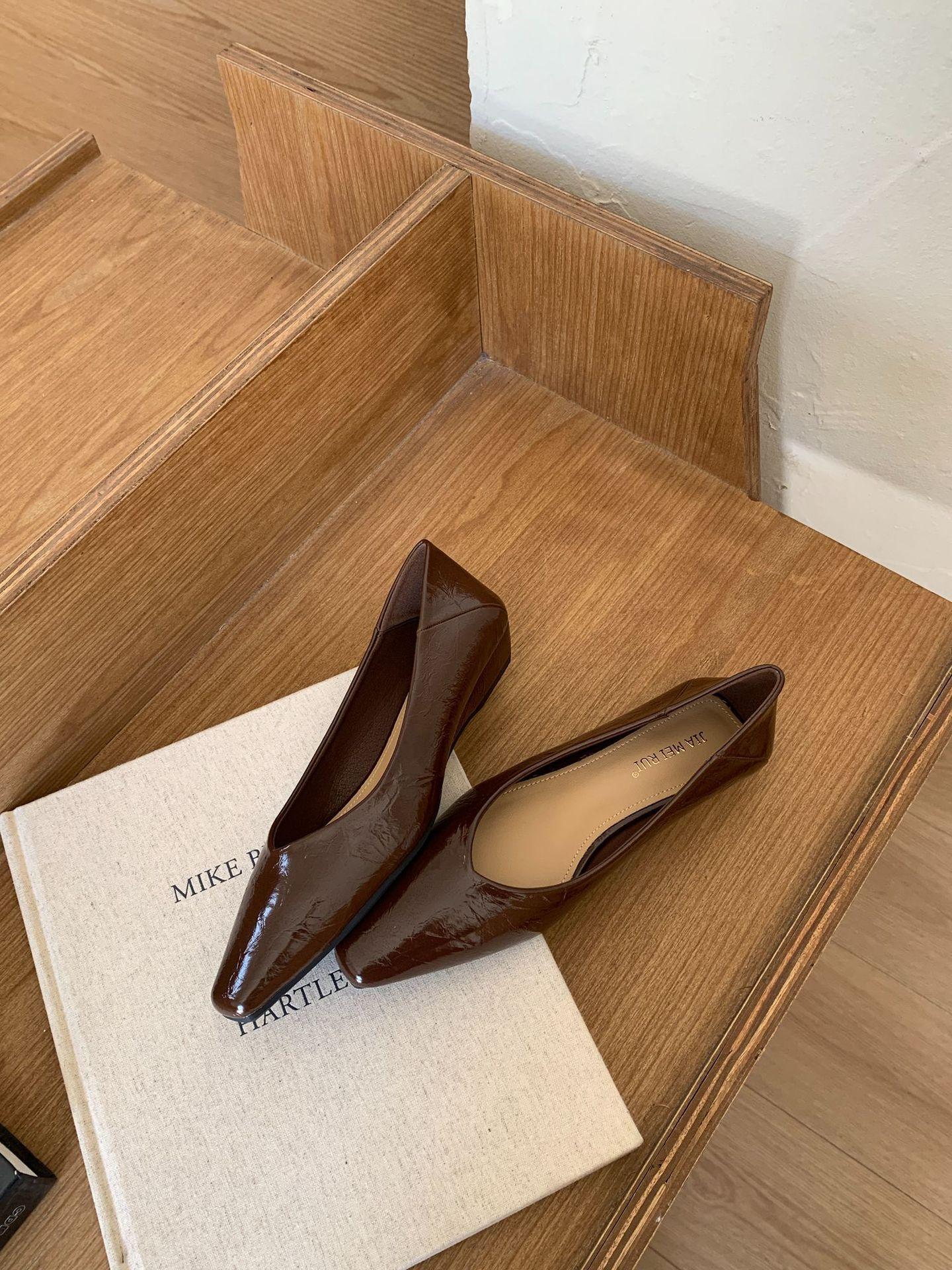 Туфли-лодочки с квадратным носком, женские, новые 2025, корейская версия, темпераментные, для поздних вечерних поездок на работу, на низком каблуке, плоская подошва 40 кофейный
Туфли-лодочки с квадратным носком, женские, новые 2025, корейская версия, темпераментные, для поздних вечерних поездок на работу, на низком каблуке, плоская подошва 40 кофейный