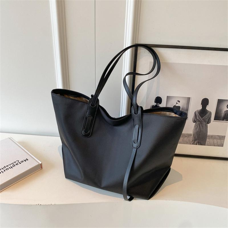 Oxford cloth large-capacity new simple trendy versatile shoulder bag, college student class commuting tote bag чёрный
Oxford cloth large-capacity new simple trendy versatile shoulder bag, college student class commuting tote bag чёрный