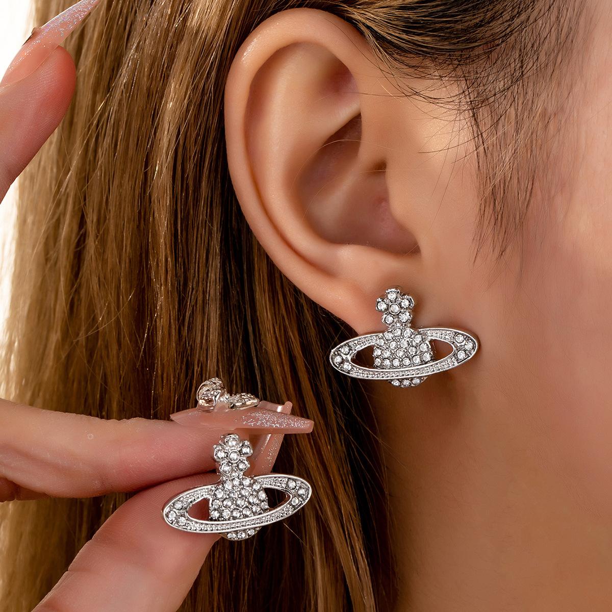 Kshmir Popular Saturn earrings simple fashion design exquisite retro female hot girls high-end jewelry accessories
Kshmir Popular Saturn earrings simple fashion design exquisite retro female hot girls high-end jewelry accessories
