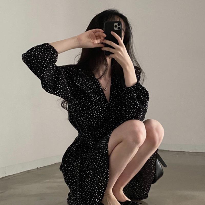 Женское миниатюрное платье в горошек с V-образным вырезом, длинными рукавами и поясом - короткая юбка на весну и осень. Small
Женское миниатюрное платье в горошек с V-образным вырезом, длинными рукавами и поясом - короткая юбка на весну и осень. Small