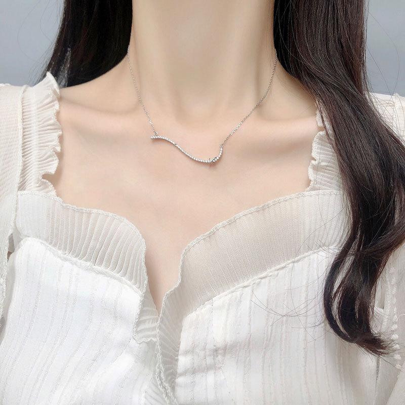 Элегантное женское ожерелье с цепочкой на ключице, геометрической инкрустацией бриллиантами и кулоном в форме буквы X, простое корейское универсальное ожерелье
Элегантное женское ожерелье с цепочкой на ключице, геометрической инкрустацией бриллиантами и кулоном в форме буквы X, простое корейское универсальное ожерелье