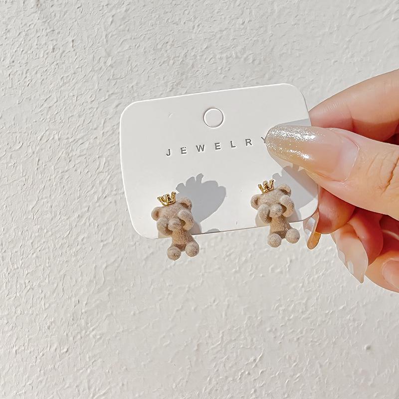 Sweet Beige Plush Bear Crown Funny 3D Stud Earring Women Korean Simple Temperament Flocking Zircon Girl Valentine s Day Gift
Sweet Beige Plush Bear Crown Funny 3D Stud Earring Women Korean Simple Temperament Flocking Zircon Girl Valentine s Day Gift