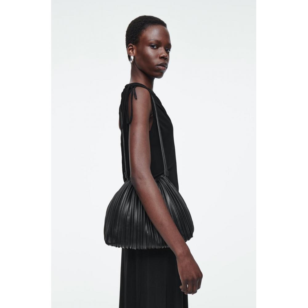 COS Кожаная сумка-тоут Japan с зубцами
COS Кожаная сумка-тоут Japan с зубцами