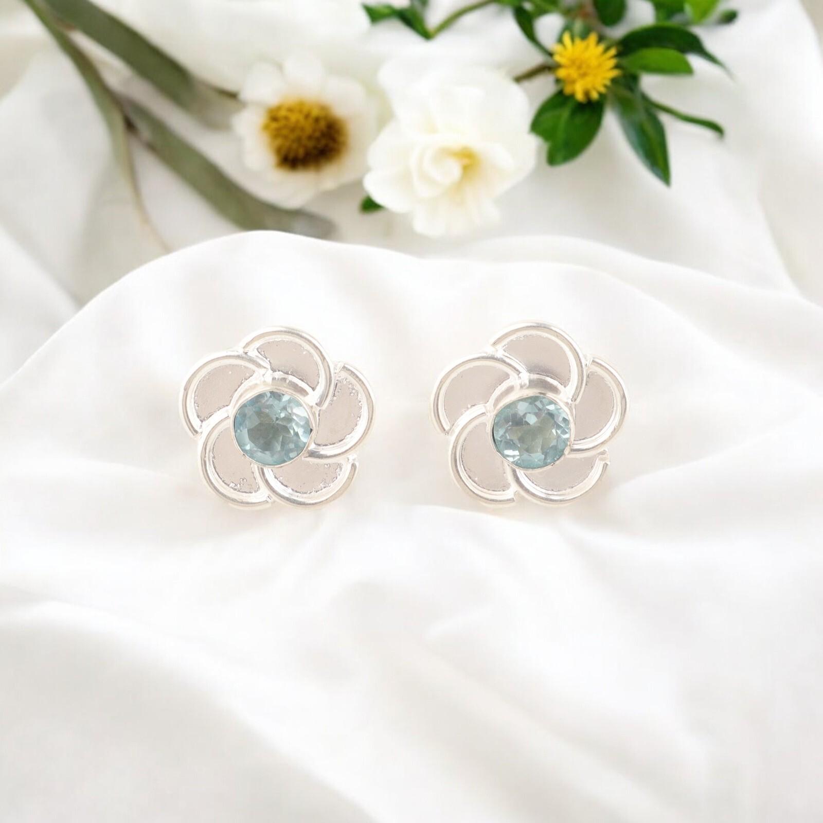 Sky Blue Topaz Gemstone 925 Silver Jewelry Handmade Trendy Stud Earrings 0.5 EE-157-12 
Sky Blue Topaz Gemstone 925 Silver Jewelry Handmade Trendy Stud Earrings 0.5 EE-157-12