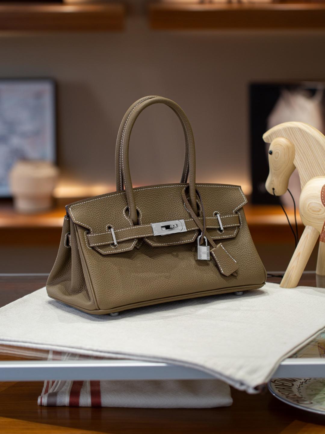 Сумка на плечо из легкой коровьей кожи TOGO Оригинальная фабричная кожа Версия на плечо Кожаная женская сумка модная 29cm серый
Сумка на плечо из легкой коровьей кожи TOGO Оригинальная фабричная кожа Версия на плечо Кожаная женская сумка модная 29cm серый